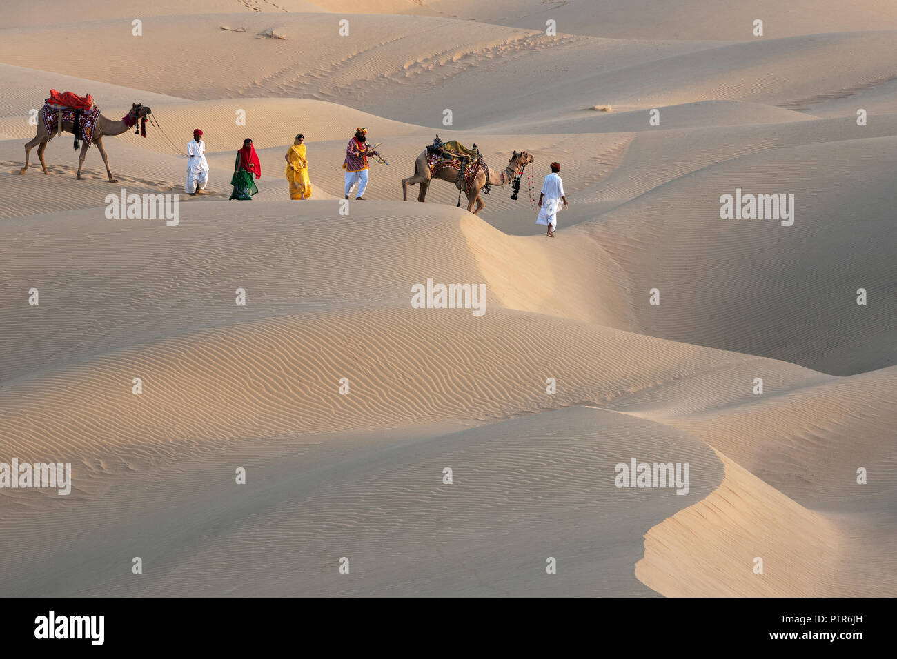 Das Bild der Rajasthani aus massivem Messing der Mann und die Frau in der Sanddünen, Jaisalmer, Rajasthan, Indien Stockfoto