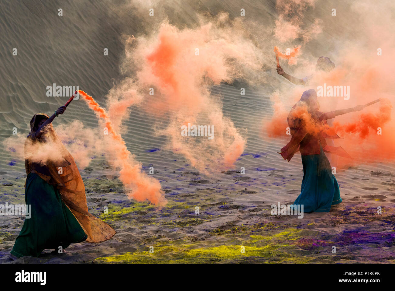 Rajasthani Mann und Frau spielen Holi Farbe festival. Stockfoto