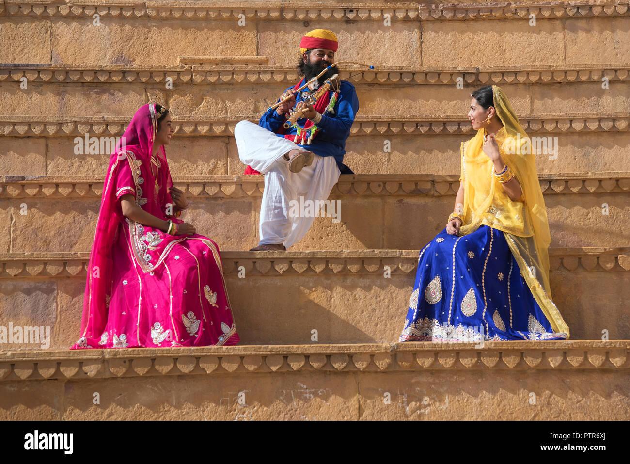 Das Bild der Rajasthani aus massivem Messing Mann und Frau bei Jaisalmer, Rajasthan, Indien Stockfoto