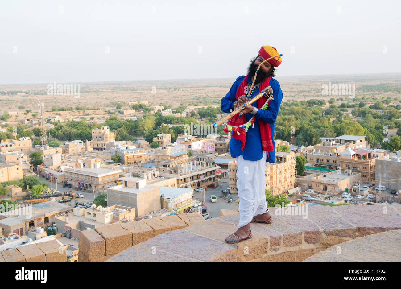 Das Bild der Rajasthani aus massivem Messing mann Musikinstrument spielen am Fort in Jaisalmer, Rajasthan, Indien Stockfoto