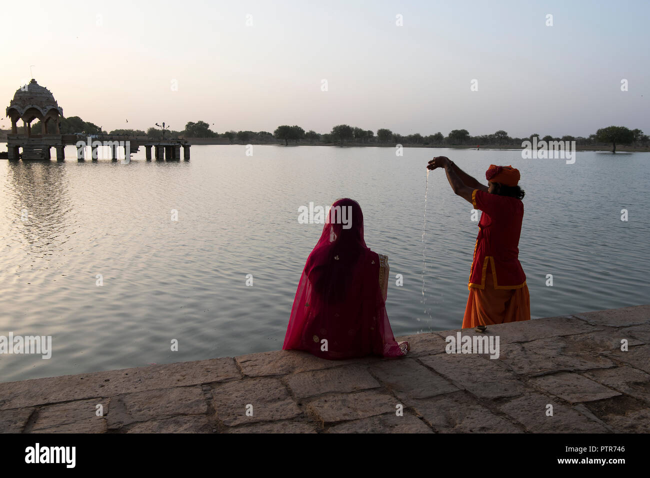 Morgengebet von Rajasthani Mann und Frau. Stockfoto