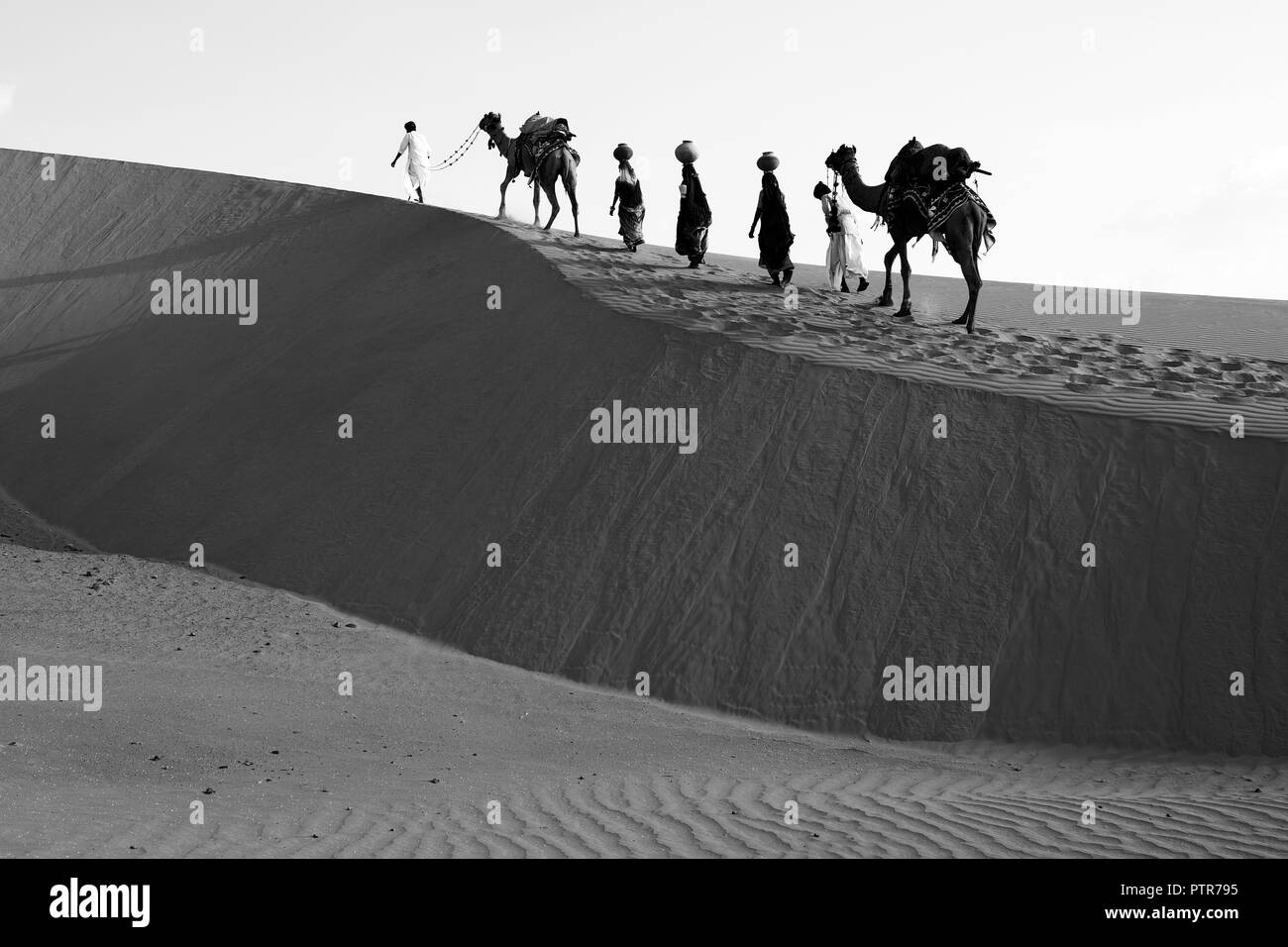 Das Bild der Rajasthani aus massivem Messing Menschen in Sanddünen von Jaisalmer, Rajasthan, Indien Stockfoto