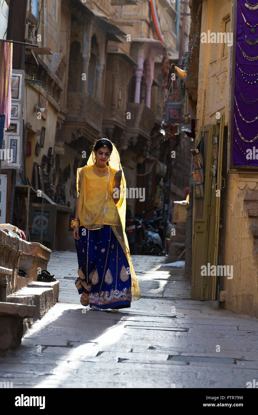 Das Bild der Rajasthani Damen zu Fuß auf der Straße von Jaisalmer, Rajasthan, Indien Stockfoto