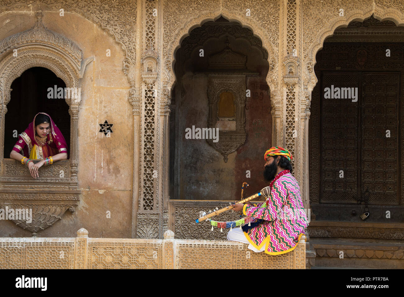 Das Bild der Rajasthani traditionelle Mann und Frau an Patwaron ki Haveli, Jaisalmer, Rajasthan, Indien Stockfoto