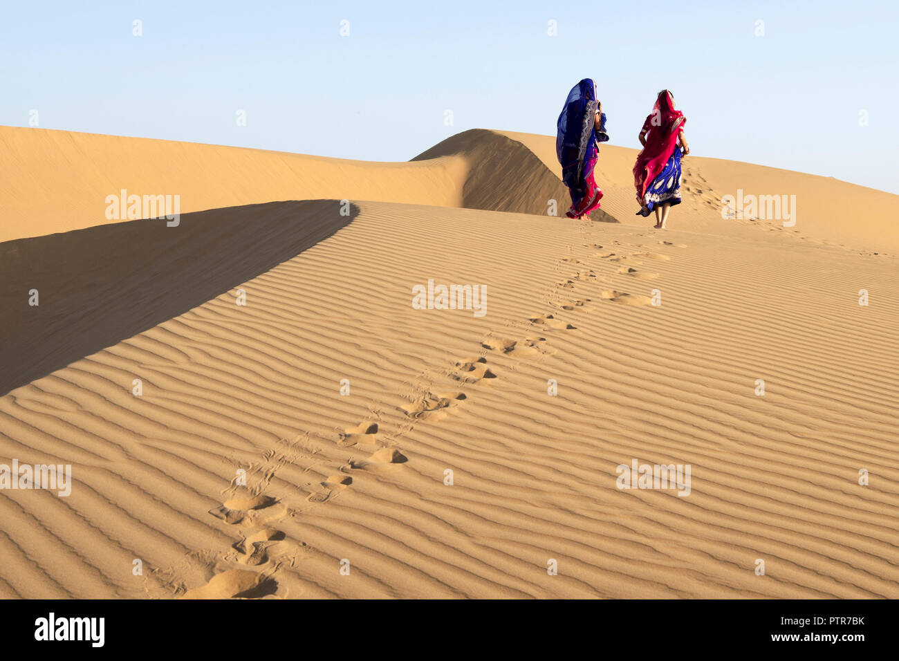 Das Bild der Rajasthani aus massivem Messing Damen in Sanddünen von Jaisalmer, Rajasthan, Indien Stockfoto