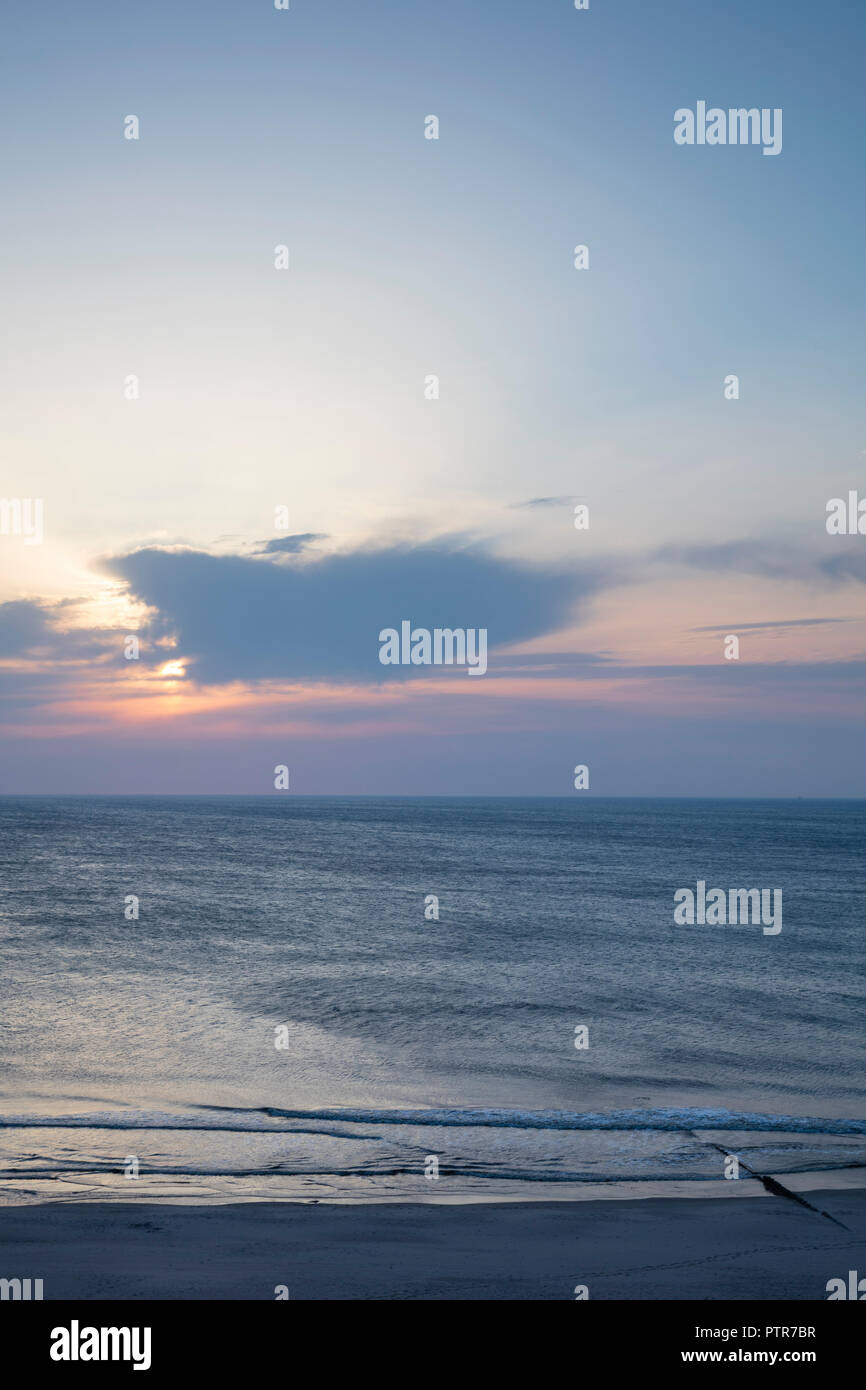Sonnenuntergang über der Nordsee, Sylt, Nordfriesische Inseln, Nordfriesland, Schleswig-Holstein, Deutschland, Europa Stockfoto
