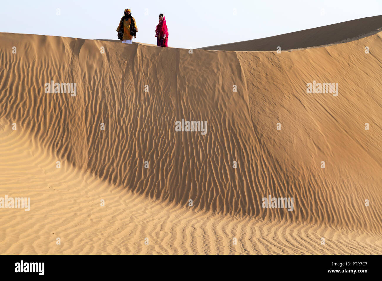 Das Bild der Rajasthani aus massivem Messing Paar in Sanddünen von Jaisalmer, Rajasthan, Indien Stockfoto