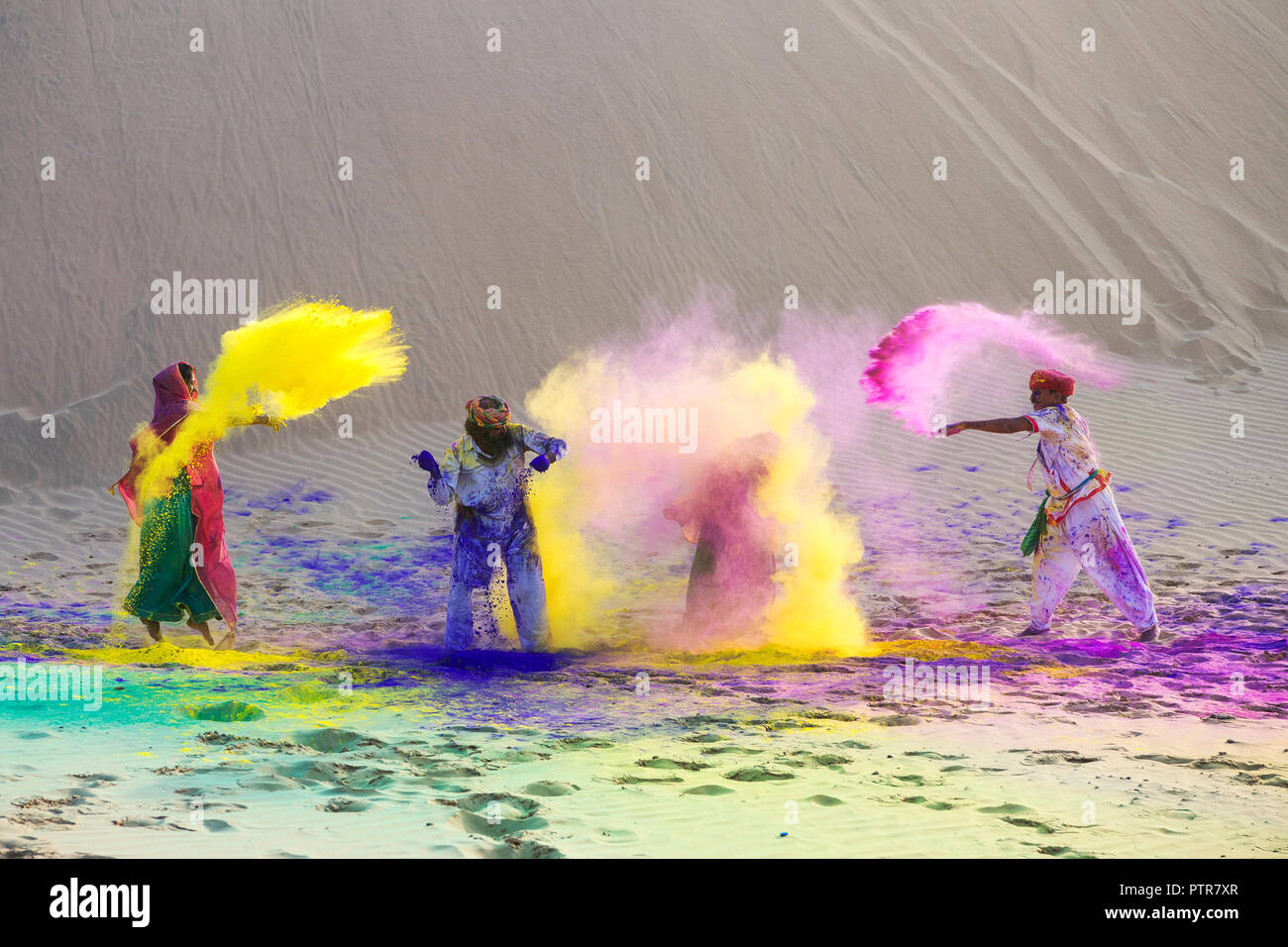 Rajasthani Mann und Frau spielen Holi mit Farben. Stockfoto