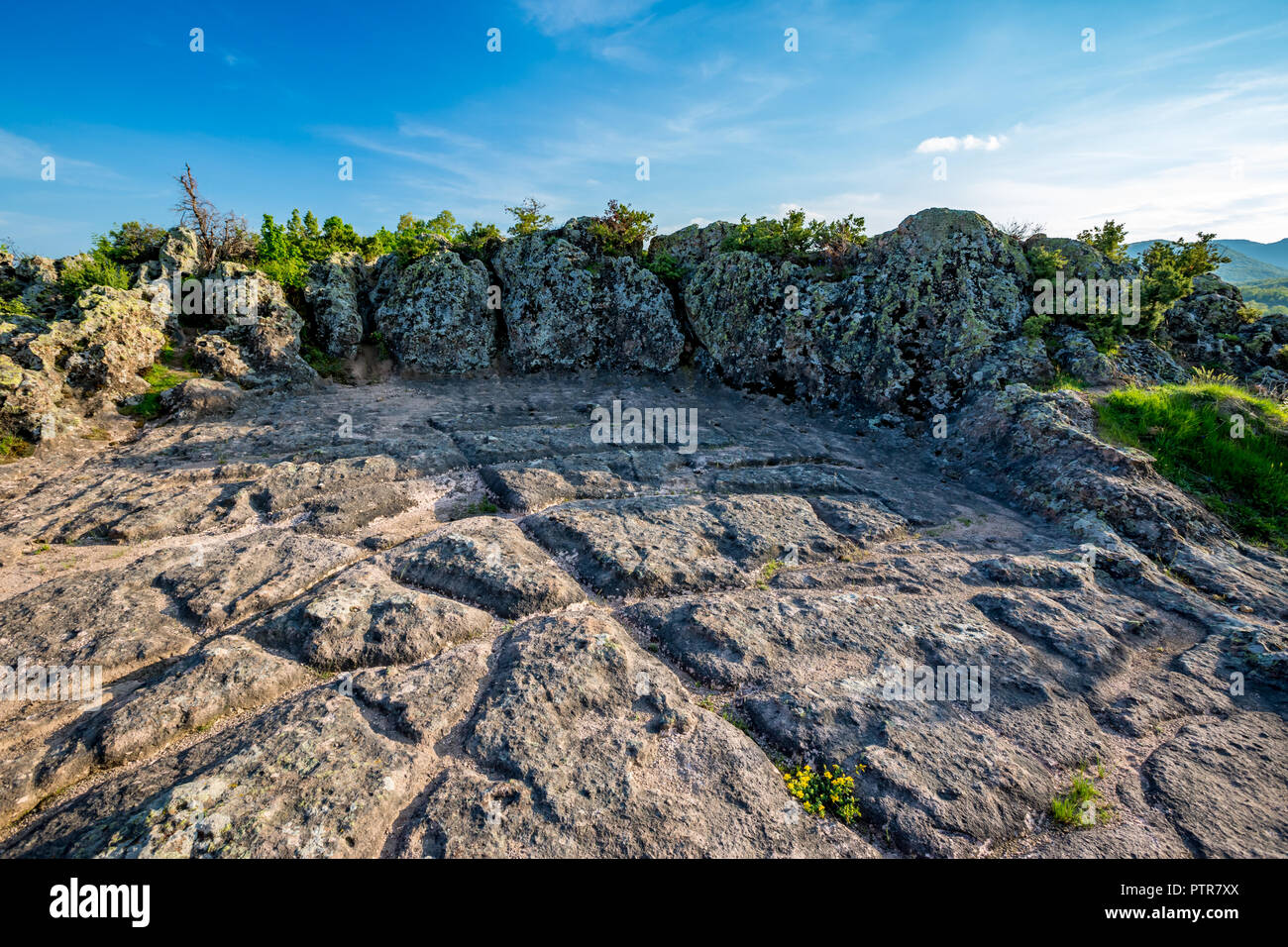 Frühling Blick von Harman Kaya, antiken Thrakien rock Heiligtum in der Sounthern Bulgarien, im Nordosten von Gusak Weiler Dorf Bivolyane und östlich der Villa Stockfoto