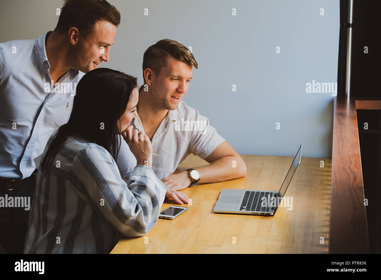 Geschäftsleute in einem Co-Arbeitsraum, dass Funktionen wie die ihrer Kollegen im Büro Stockfoto