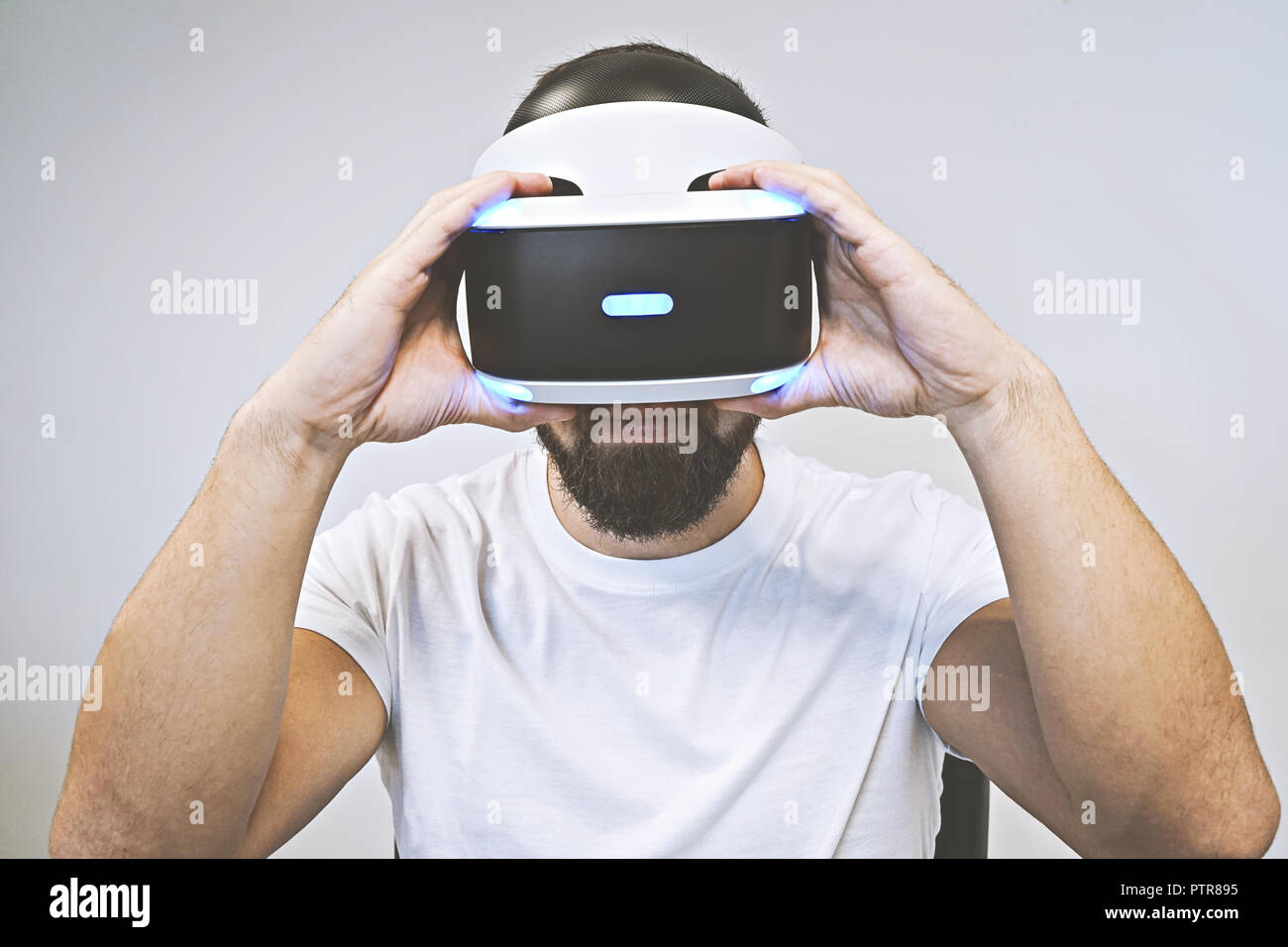 Bärtiger Mann mit 3D-Brille und genießt die virtuelle Realität auf weißem Hintergrund Stockfoto