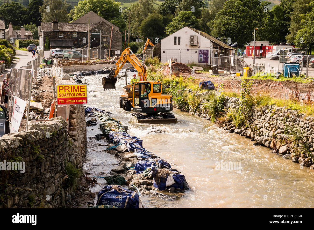 Löschen Sie die Rückstände aus der Fluß in Glendinning Patterdale Cumbria England Großbritannien nach verheerenden Überschwemmungen verursacht schwere Schäden im Dorf und lokal sind. Stockfoto