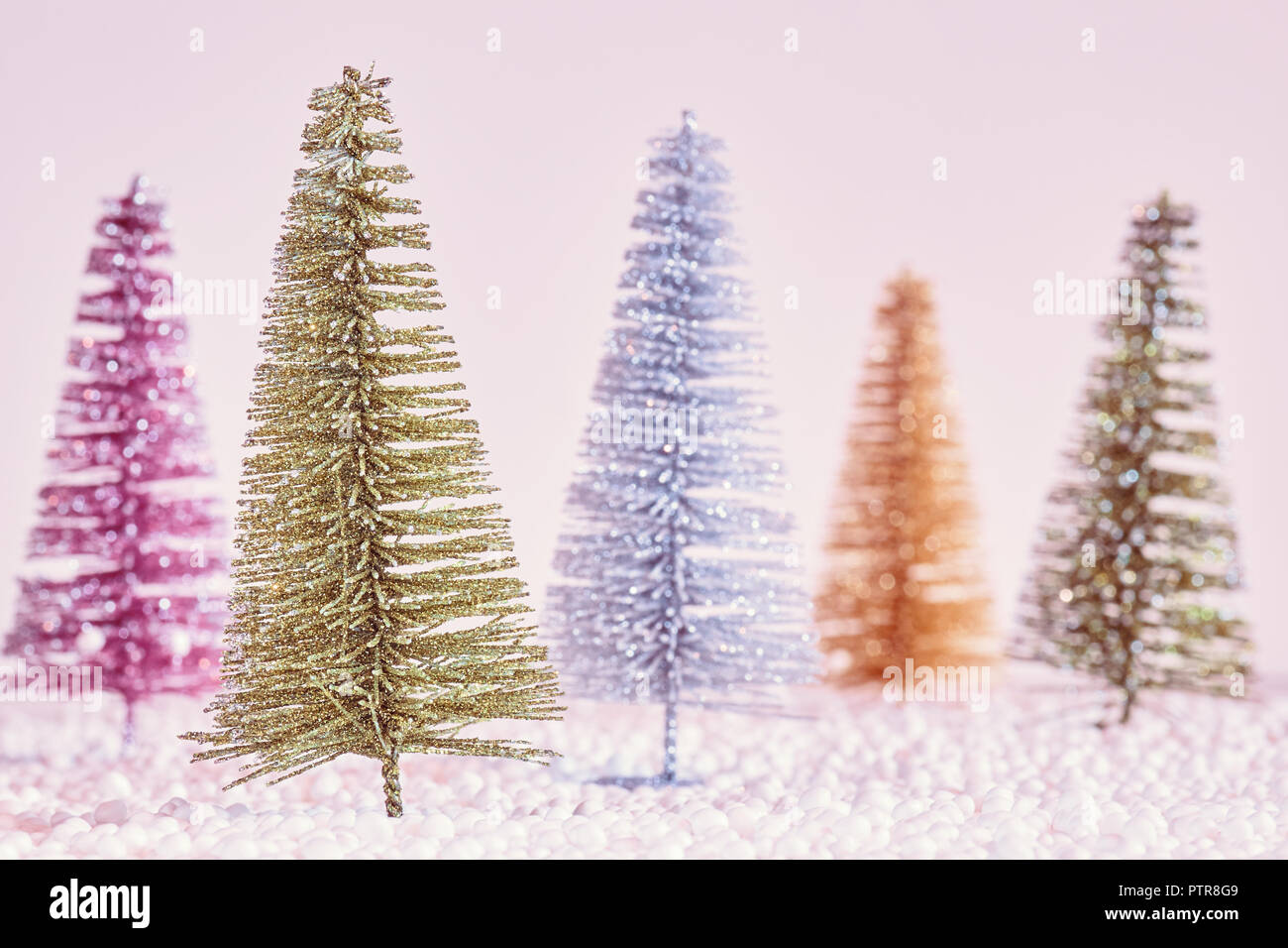 Retro stilisierte Bild der Miniatur Weihnachtsbäume, selektiven Fokus. Stockfoto