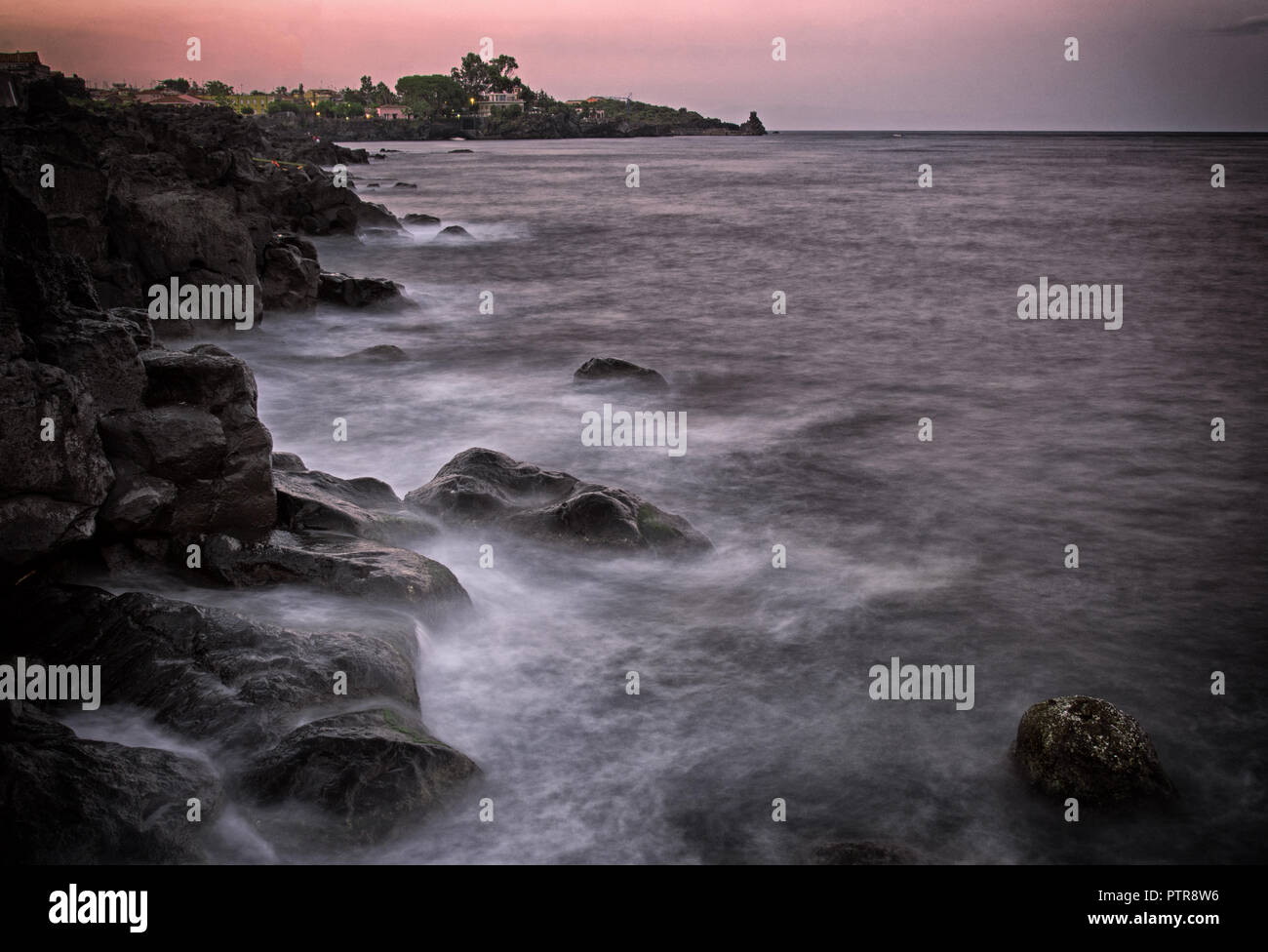Sunett in Acitrezza, Catania (Sizilien). Eine wunderbare Vulcan Strand. Stockfoto