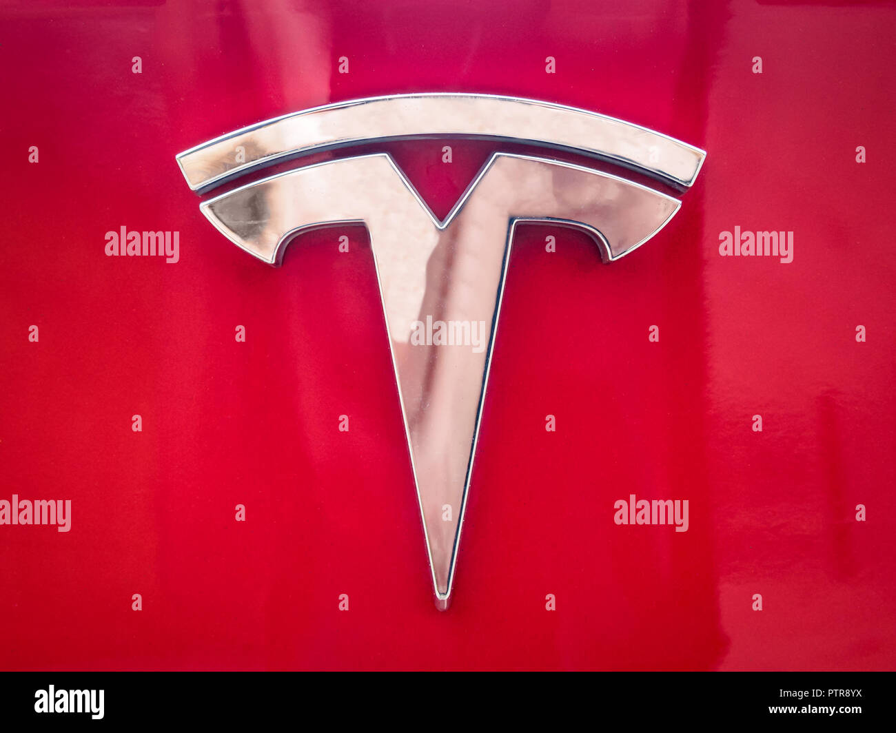 Vilnius Litauen 26 August 2018 Real Tesla Logo Auf Einem Auto Rot Korper Stockfotografie Alamy