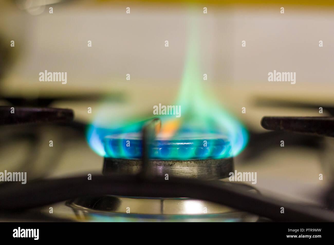 Grüne Flamme aus einer Küche Gasherd Stockfoto