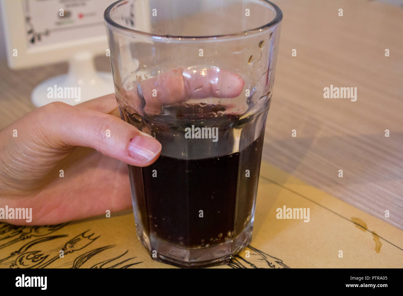 Frau Hand eine Schale mit Cola Stockfoto