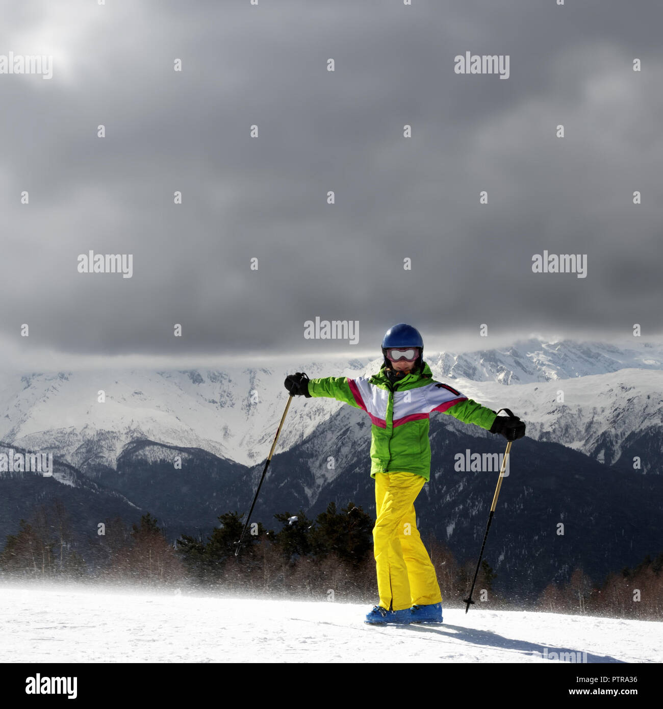 Glückliche junge Skifahrer mit Ski Stöcke bei Schnee Sonne Berge und bewölkter Himmel, bevor Blizzard. Kaukasus Berge. Hatsvali, Swaneti Region Georgiens. Stockfoto