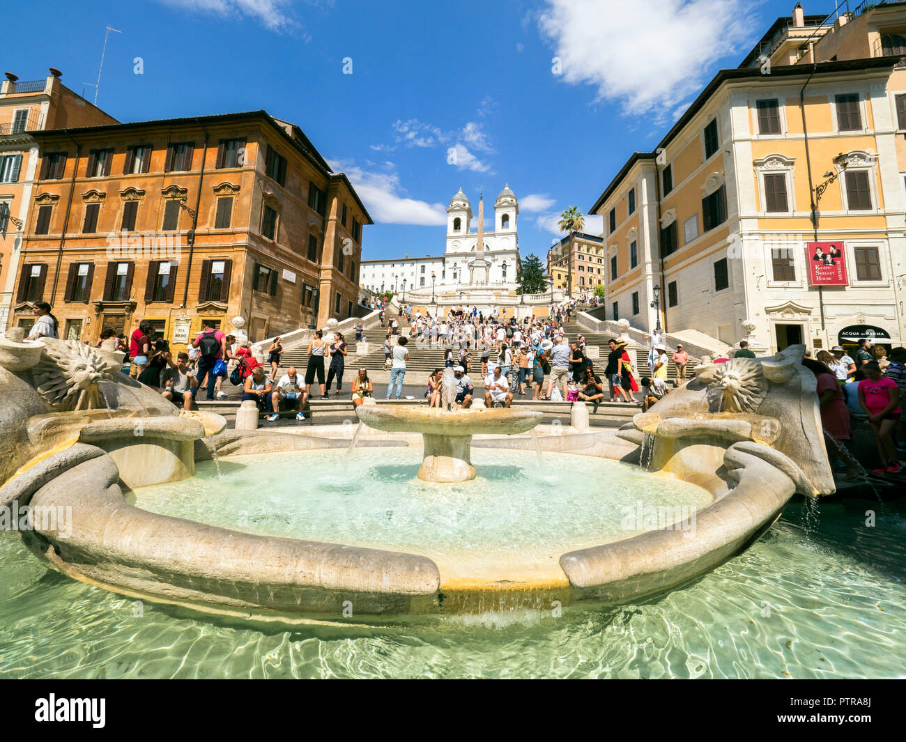 Fontana della Barcaccia in Piazza di Spagna mit der Spanischen Treppe und der Kirche Trinità dei Monti über - Rom, Italien Stockfoto