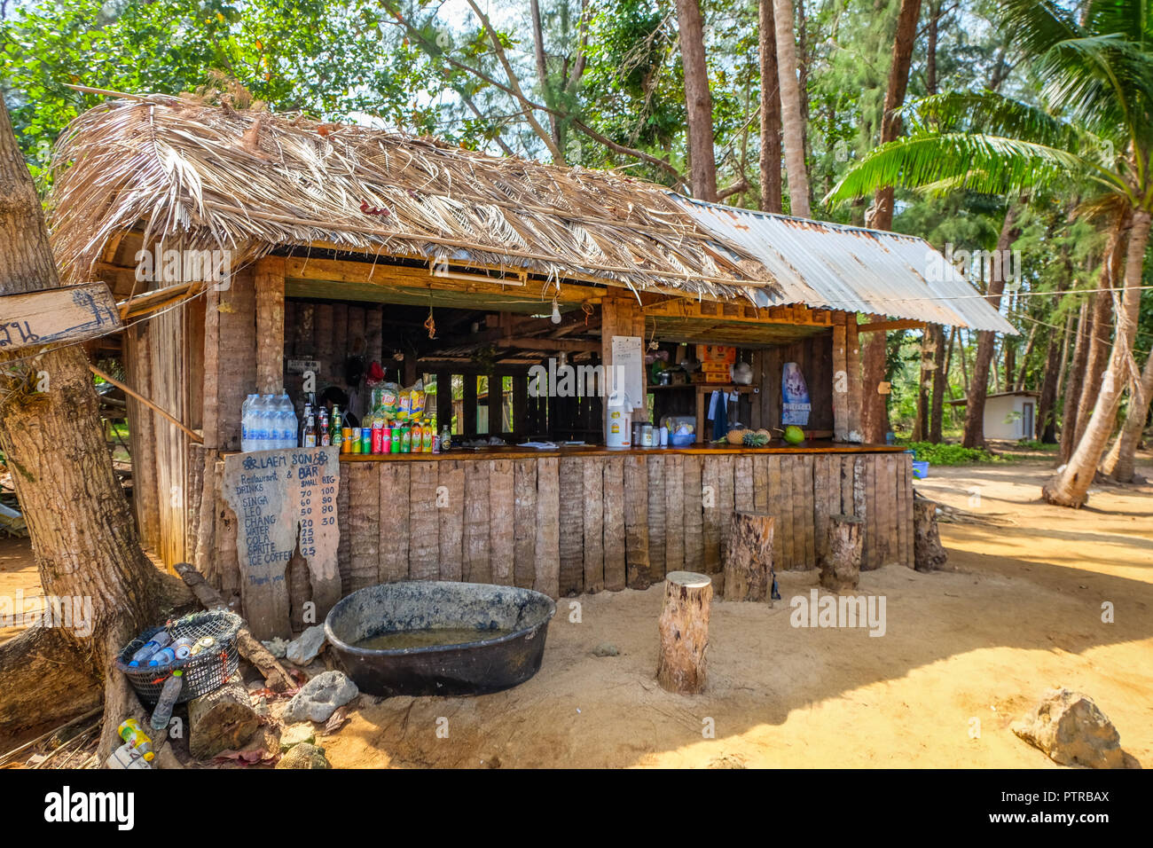 Ko Mak, Thailand - 14. Dezember 2017. Einfache shack am Laem Son Kap verkaufen, kalte Getränke und Bier Stockfoto