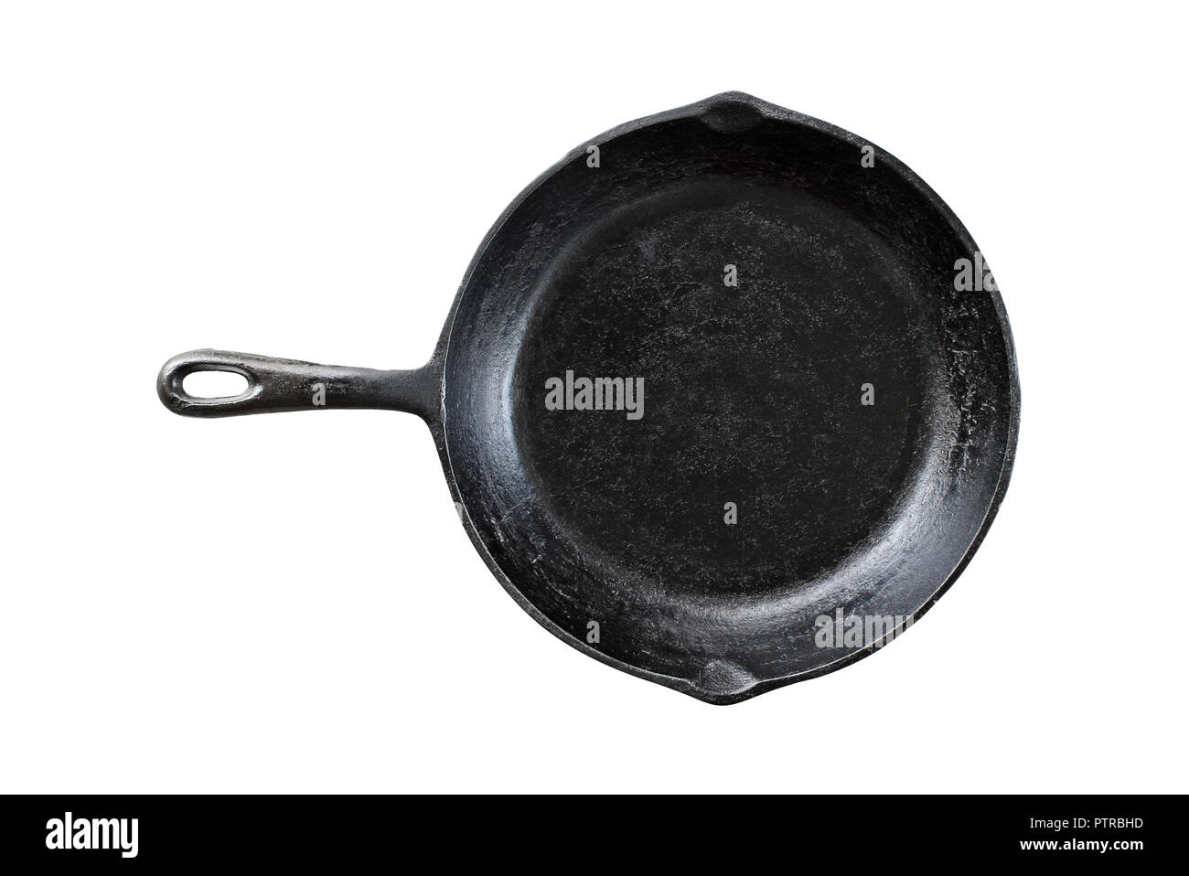 Alten schwarzen gusseisernen Pfanne über einen weißen Hintergrund mit Freistellungspfad getrennt ausgewiesen. Bild von SKILLET von oben geschossen. Stockfoto