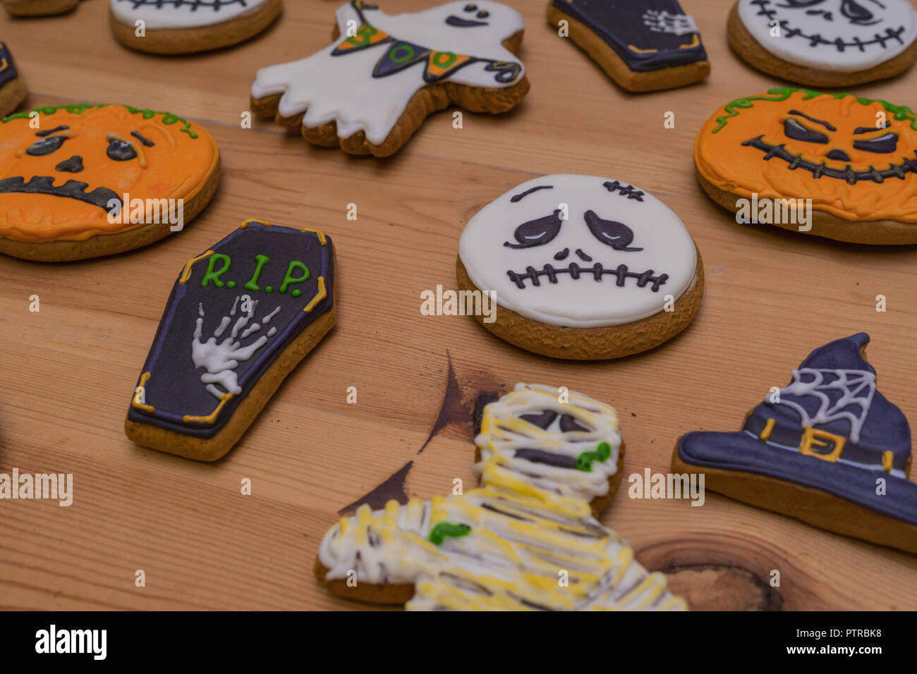 Süßen Lebkuchen emoticons Geister und Kürbisse, Hexen Hüte auf einen hölzernen Tisch. Vorbereitung für Halloween. Süßigkeiten für eine Partei Stockfoto