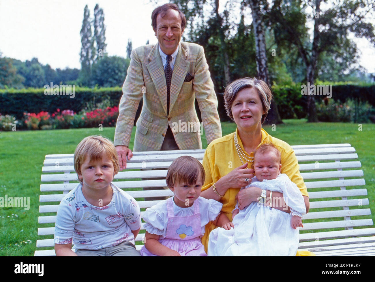 Blossoming Friedrich Wilhelm Prinz von Preußen mit Gemahlin Ehrengard und den Kindern (v. l.): Friedrich Wilhelm, Viktoria Luise und Joachim Albrecht im Garten in Bremen, Deutschland 1984. Der Historiker Friedrich Wilhelm Prinz von Preußen Mit seiner Frau Ehrengard und ihre Kinder (L, R) Friedrich Wilhelm, Viktoria Luise und Joachim Albrecht im Garten ihres Hauses in Bremen, Deutschland 1984. Stockfoto
