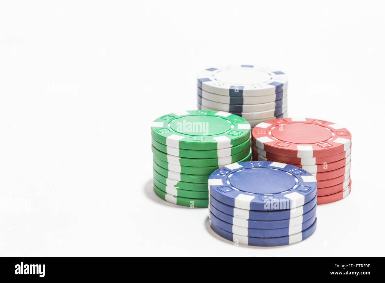 Stapel von Poker chips auf einem weißen Hintergrund. Stockfoto