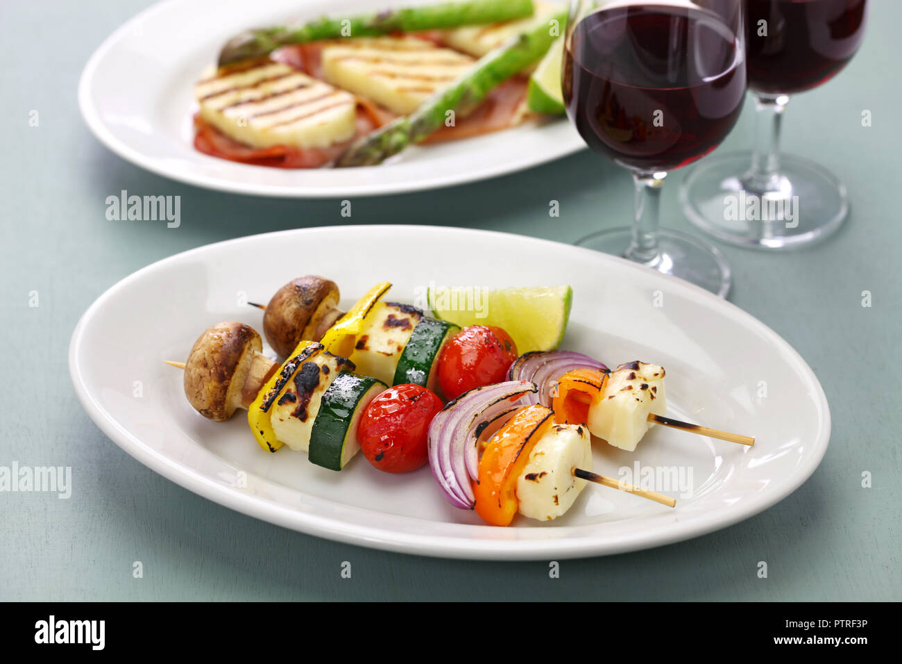 Gemüse Gegrillter Halloumi Käse Spieße Kebab, Gesundes vegetarisches Gericht Stockfoto