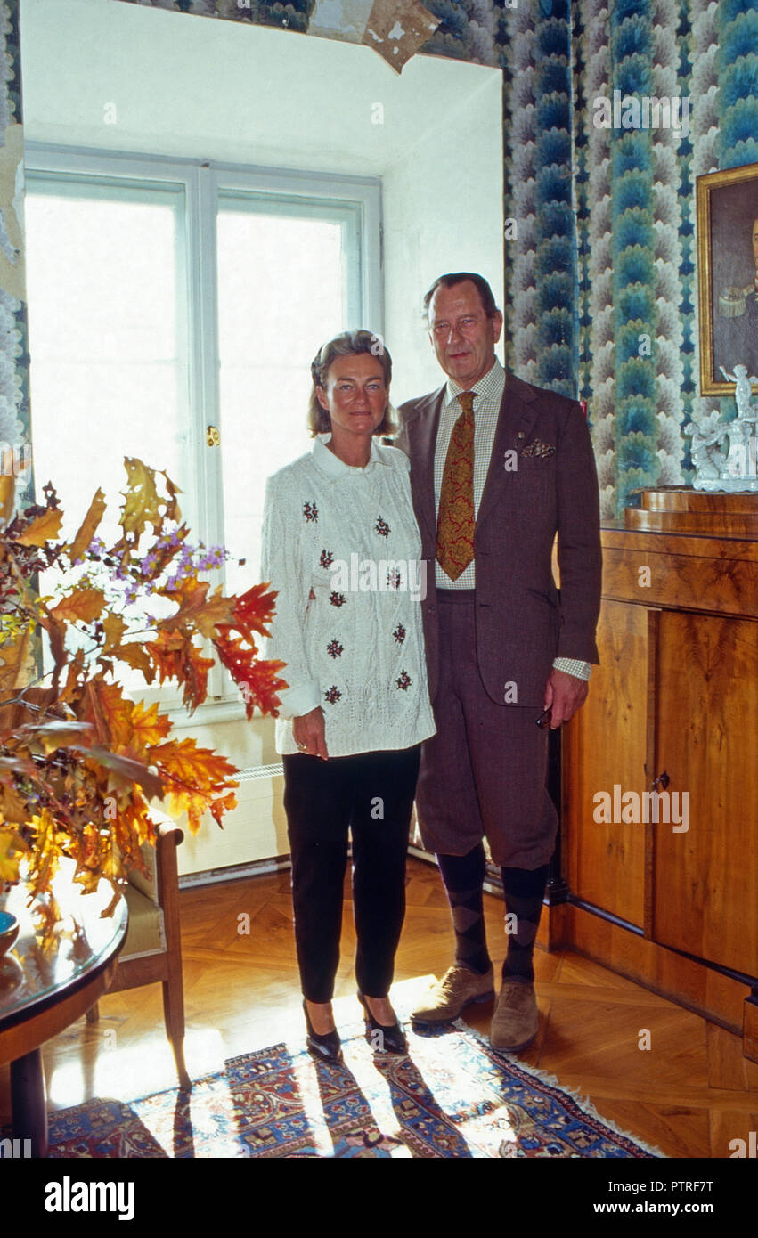 pics Baroness Sybille De Selys Longchamps https www alamy de dieter baron malsen ponickau mit baroness sybille de selys longchamps in schloss osterberg deutschland 1998 baron dieter von malsen ponickau mit baroness sybille de selys longchamps am osterberg schloss deutschland 1998 image221793036 html