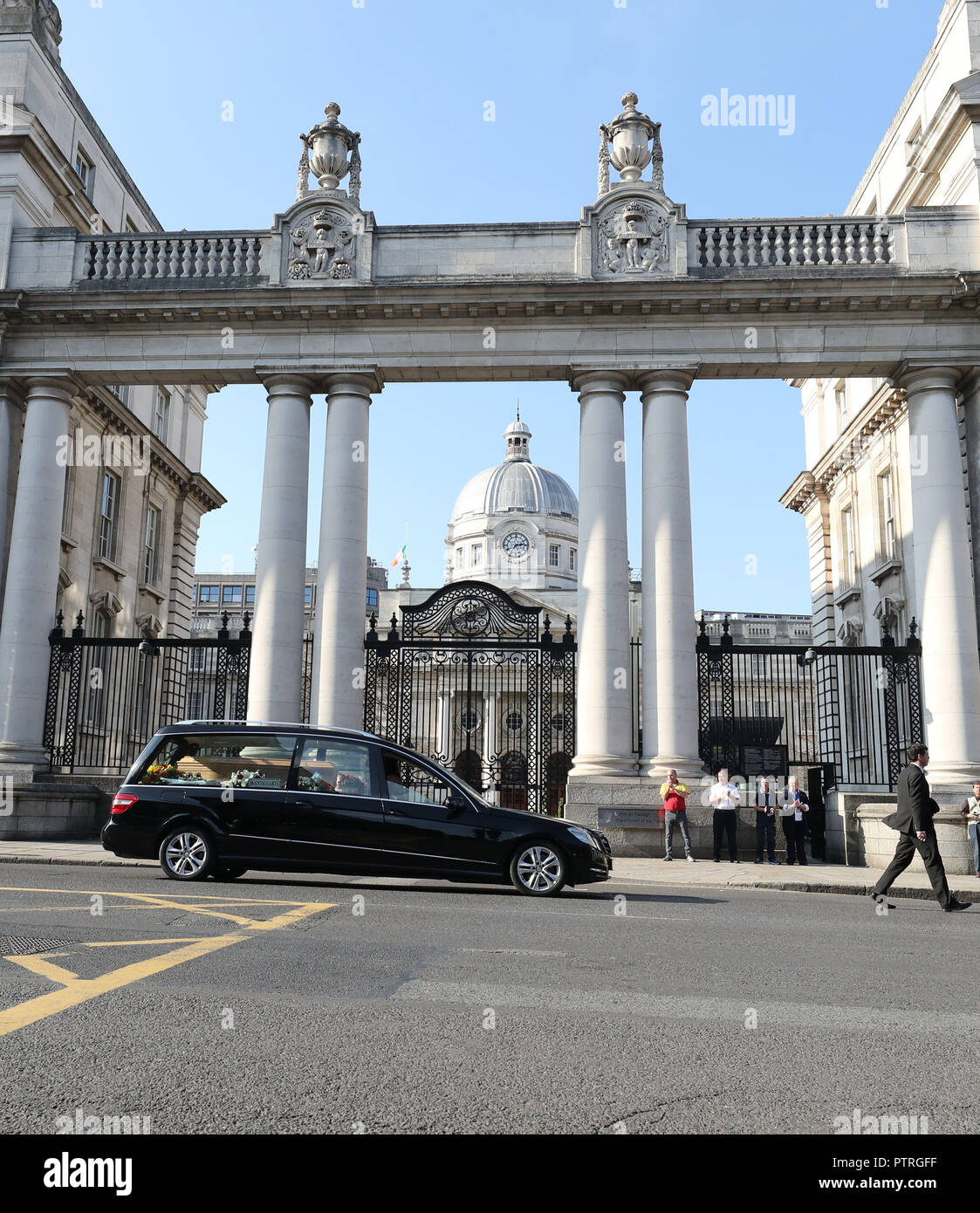 Der Leichenwagen, der Körper von Emma Mhic Mhathuna, einer der profiliertesten Opfer von Irlands Abstrichtest Kontroverse, öffentliche Gebäude nach ihrer Beerdigung in St Mary's Pro-Cathedral in Dublin. Stockfoto