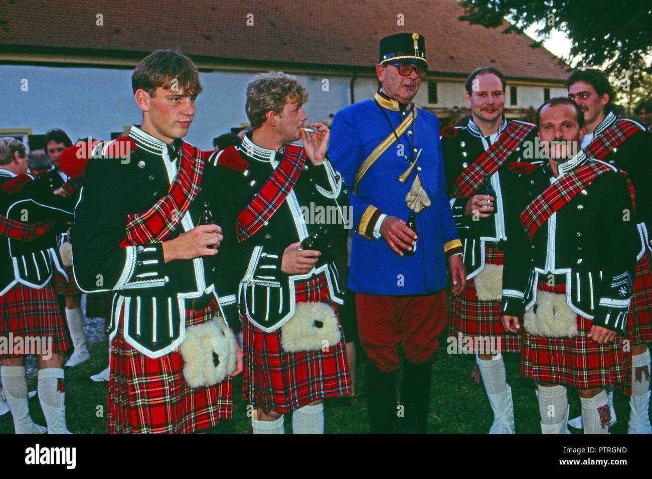 Kaiserjagd in Schloss Osterberg im Rahmen des Internationalen Ichter-und Jagdtreffens, Dieter Baron Malsen Ponickau im der Uniform eines Ehrenmajor der 33. Österreichischen Panzerdivision, Deutschland 2000. Imperial chivvy am Osterberg Schloss: Baron Dieter von Malsen Ponickau trägt einen blauen Uniform eines Ehre Major der österreichischen Armee, Deutschland 2000. Stockfoto