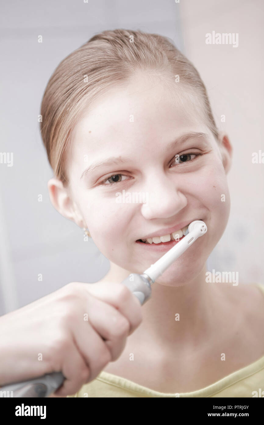 Maedchen, Jugendliche, Teenager, Zaehneputzen, Mimik ... Maedchen, Jugendliche, Teenager, Zaehneputzen, Mimik ...