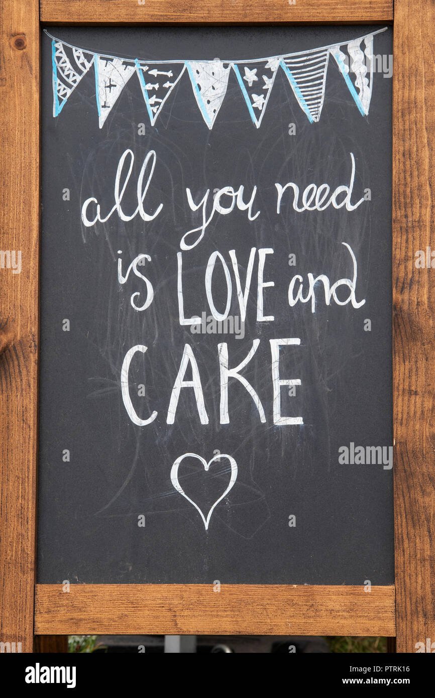 Alles, was Sie brauchen, ist Liebe und Kuchen Zeichen Zeichen bei Thame Food Festival. Thame, Oxfordshire, Großbritannien Stockfoto