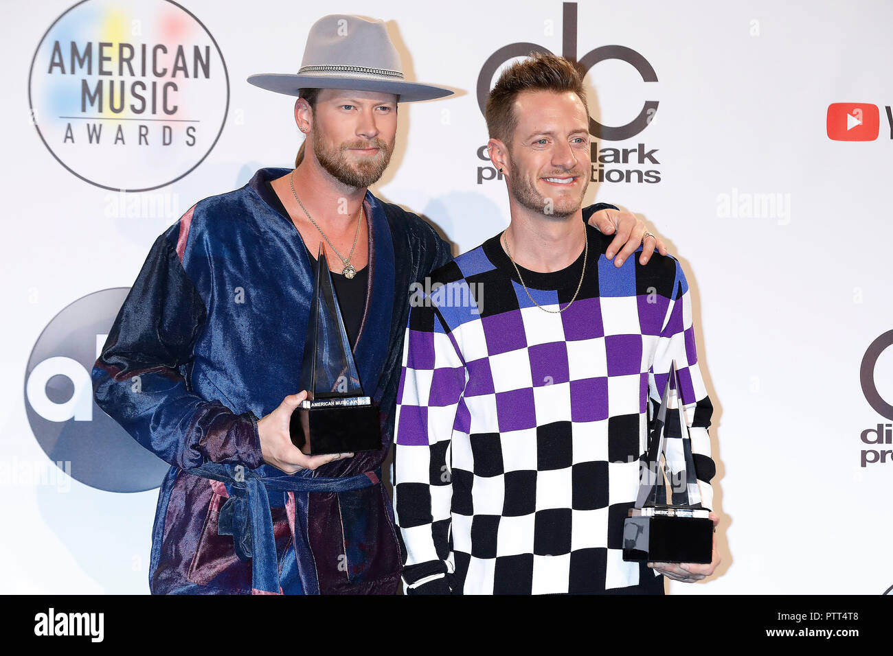 Los Angeles, USA. 9. Okt., 2018. Brian Kelley (L) und Tyler Hubbard von Florida Georgia Linie fotografiert im Presseraum der American Music Awards 2018, die in den Microsoft Theater am 9. Oktober in Los Angeles, USA 2018. Quelle: John Rasimus/Medien Punch *** Frankreich, Schweden, Norwegen, Denark, Finnland, USA, Tschechische Republik, Südamerika Nur***/Alamy leben Nachrichten Stockfoto