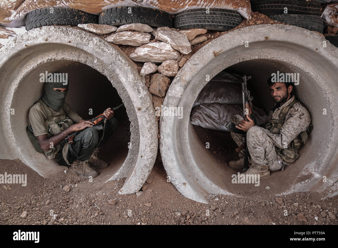 Hama, Syrien. 10 Okt, 2018. Kämpfer der Nationalen Front für die Befreiung (NFL) Patrouille den vorderen Linien, die in der nördlichen Landschaft der Hama Provinz nach dem Abzug der schweren Waffen nach dem Turkish-Russian über eine entmilitarisierte Zone entlang der Linie der Kontakt zwischen Opposition und Regierung. Credit: Anas Alkharboutli/dpa/Alamy leben Nachrichten Stockfoto