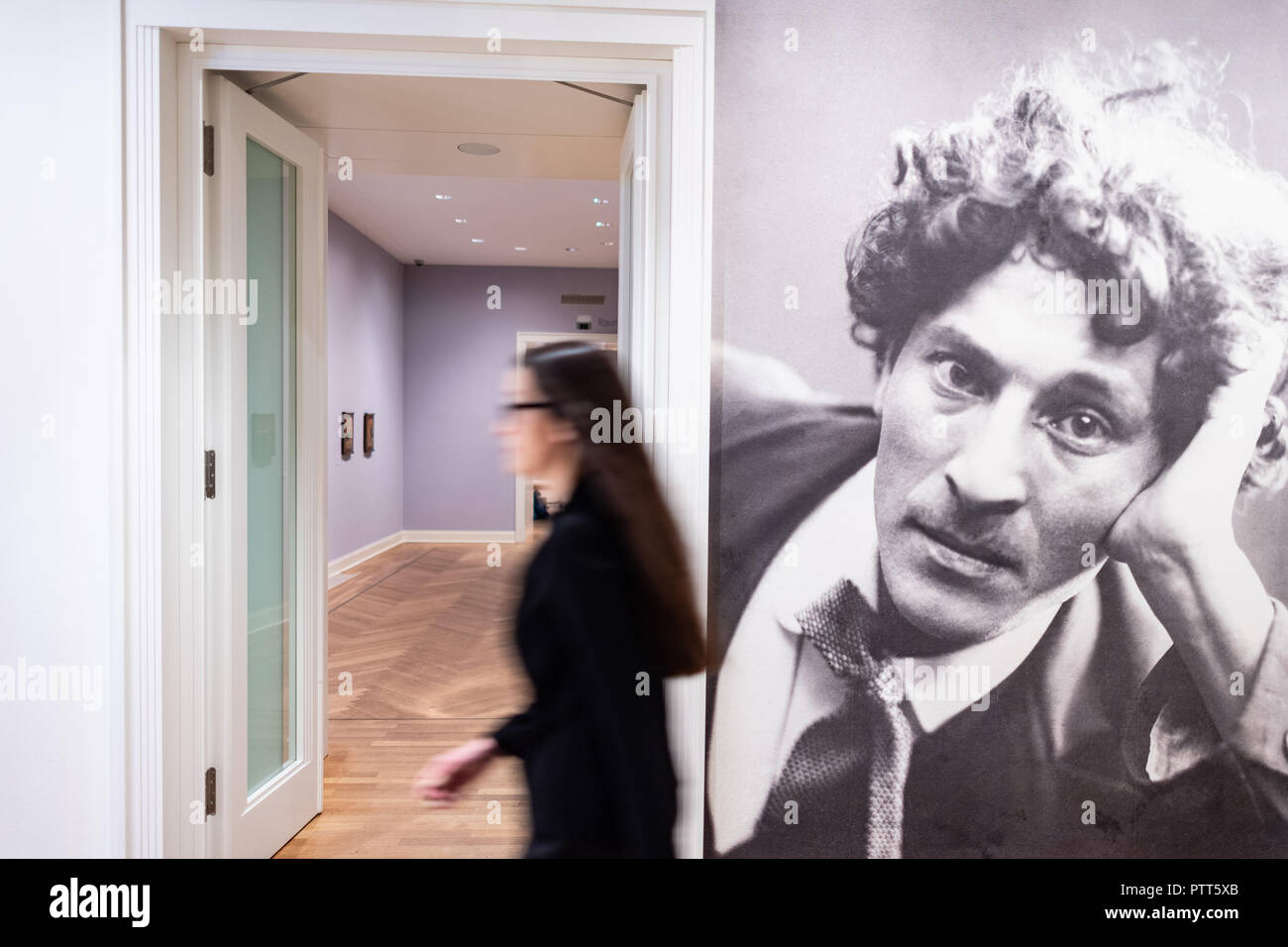 10 Oktober 2018, Nordrhein-Westfalen, Münster: 10. Oktober 2018, Deutschland, Münster: eine Frau in der Pablo Picasso Museum Pass ein Porträt von Marc Chagall und seine Ausstellung "Die Träumer" Wach. Rund 120 Werke von Marc Chagall können von diesem Samstag an in der Ausstellung 'Der wache Traeumer' in Münster zu sehen. An der Pablo Picasso Museum, das sich die Besucher in den "fantastischen Traum Welt" eintauchen konnte, das Museum hat auf eine einleitende Präsentation am Mittwoch. Unter den Gemälden, farbigen Zeichnungen und farbigen Grafiken sind auch Kredite aus dem renommierten Centre Pompidou i Stockfoto