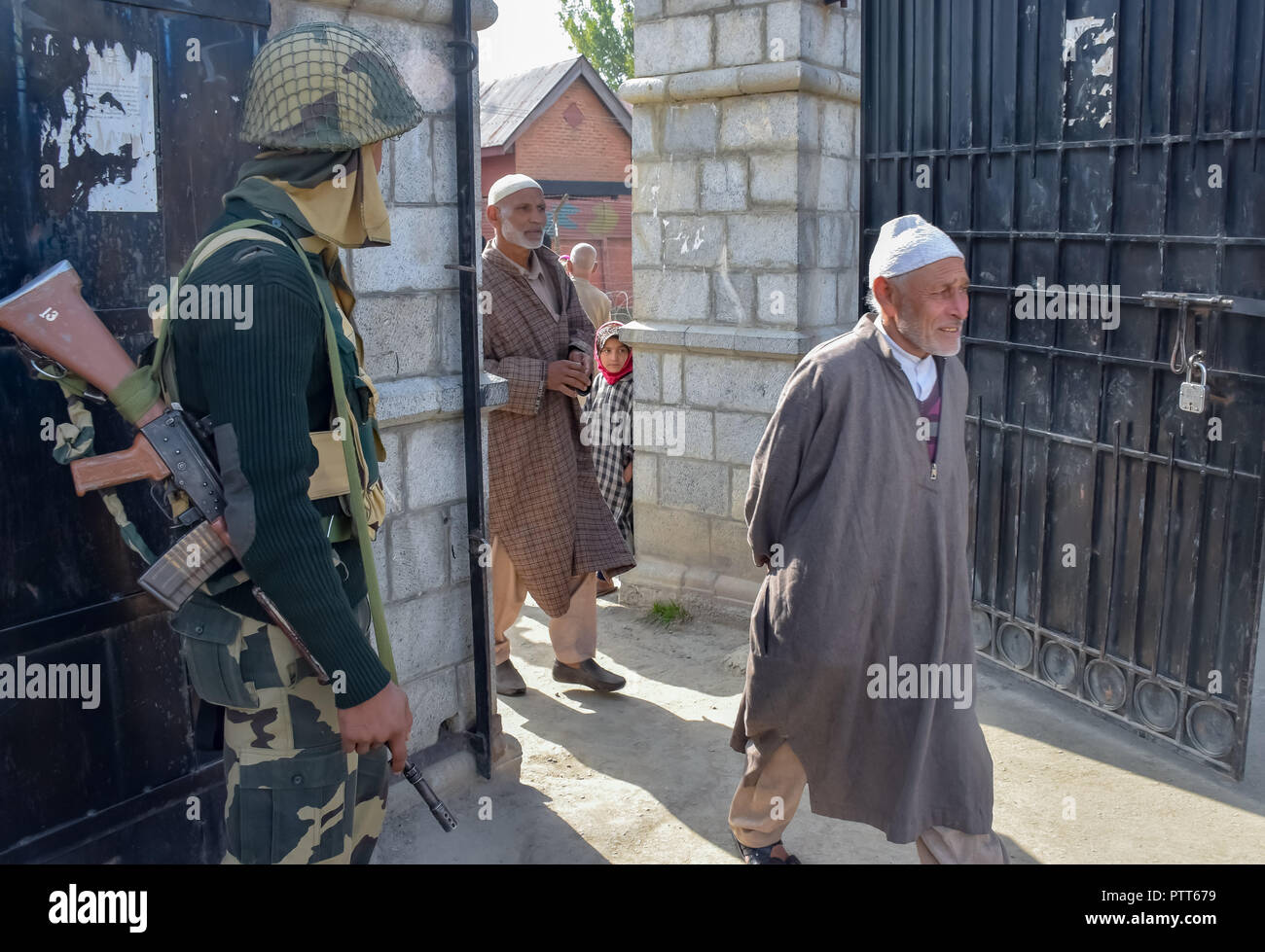 Oktober 10, 2018 - Baramulla, Jammu und Kaschmir, Indien - ein Kaschmirischen Wähler gesehen in einem Wahllokal seine Stimme bei den Wahlen Kaste.. Zweite Phase der städtischen lokalen Körper (ULB) Wahlen in Jammu und Kaschmir. Sommer Hauptstadt des Indischen kontrollierten Kashmir, Srinagar. Dieser hatte den niedrigsten Umsatz der Wähler bei den Kommunalwahlen. (Bild: © idrees Abbas/SOPA Bilder über ZUMA Draht) Stockfoto