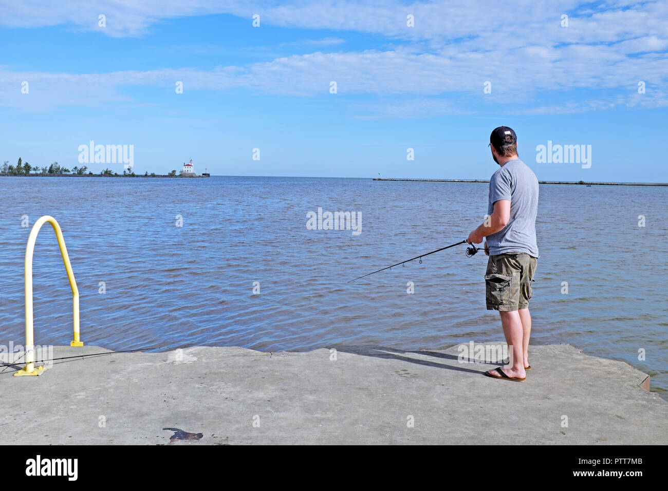 Fairport Hafen, Ohio, USA, 10.Oktober, 2018. Ein Fischer verbringt Zeit in Fairport Hafen am Erie See während eines Aufnahme Einstellung Hitzewelle, im nordöstlichen Ohio, USA, Bereich diese Woche überwunden hat. Montag der historischen Hoch war Beat bei 89 (f) Grad, Dienstag, dem historischen Hoch war bei 86 (f) Grad gebunden, und ist heute in der Mitte der 80er Jahre erreicht. Anfang Oktober Temperaturen erreichen in der Regel eine hohe Mitte der 60er. Die drei Tag Hitzewelle im Sommer längere Zeit in der Region als die Temperaturen fallen auf unter Normal durch das Wochenende. Credit: Mark Kanning/Alamy leben Nachrichten Stockfoto