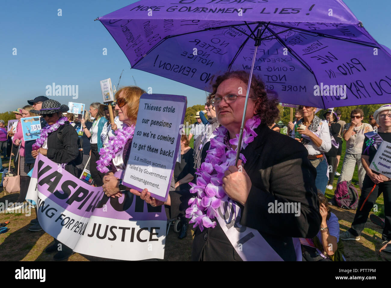 London, Großbritannien. 10. Oktober 2018. Gruppen, die sich für die Frauen in den 1950er Jahren geboren wurden, um die Renten von Ihnen im Rahmen der aufeinanderfolgenden Regierungen gestohlen, darunter die Waspi-Kampagne (Frauen gegen staatliche Rente Ungleichheit), zurück zu 60, den wir bezahlt haben, können Sie und andere Zahlen zu gewinnen, halten eine Kundgebung in Hyde Park, bevor sie im Parlament zu protestieren. Credit: Peter Marschall/Alamy leben Nachrichten Stockfoto