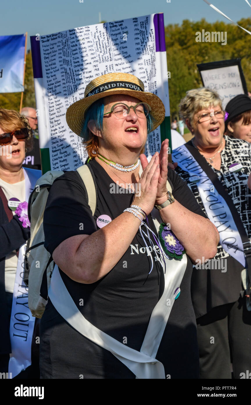London, Großbritannien. 10. Oktober 2018. Gruppen, die sich für die Frauen in den 1950er Jahren geboren wurden, um die Renten von Ihnen im Rahmen der aufeinanderfolgenden Regierungen gestohlen, darunter die Waspi-Kampagne (Frauen gegen staatliche Rente Ungleichheit), zurück zu 60, den wir bezahlt haben, können Sie und andere Zahlen zu gewinnen, halten eine Kundgebung in Hyde Park, bevor sie im Parlament zu protestieren. Credit: Peter Marschall/Alamy leben Nachrichten Stockfoto
