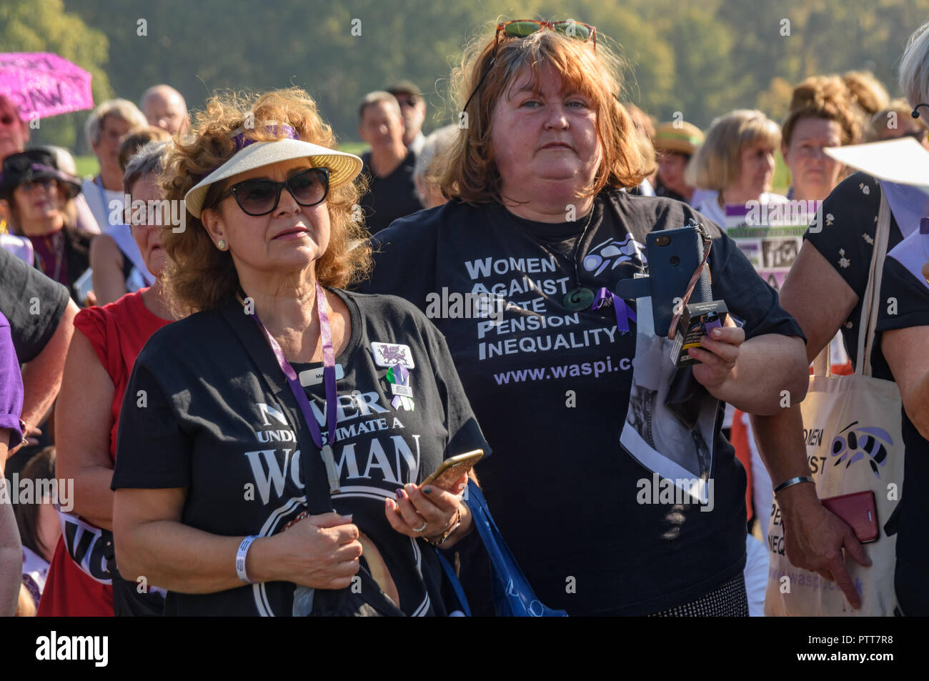 London, Großbritannien. 10. Oktober 2018. Gruppen, die sich für die Frauen in den 1950er Jahren geboren wurden, um die Renten von Ihnen im Rahmen der aufeinanderfolgenden Regierungen gestohlen, darunter die Waspi-Kampagne (Frauen gegen staatliche Rente Ungleichheit), zurück zu 60, den wir bezahlt haben, können Sie und andere Zahlen zu gewinnen, halten eine Kundgebung in Hyde Park, bevor sie im Parlament zu protestieren. Credit: Peter Marschall/Alamy leben Nachrichten Stockfoto