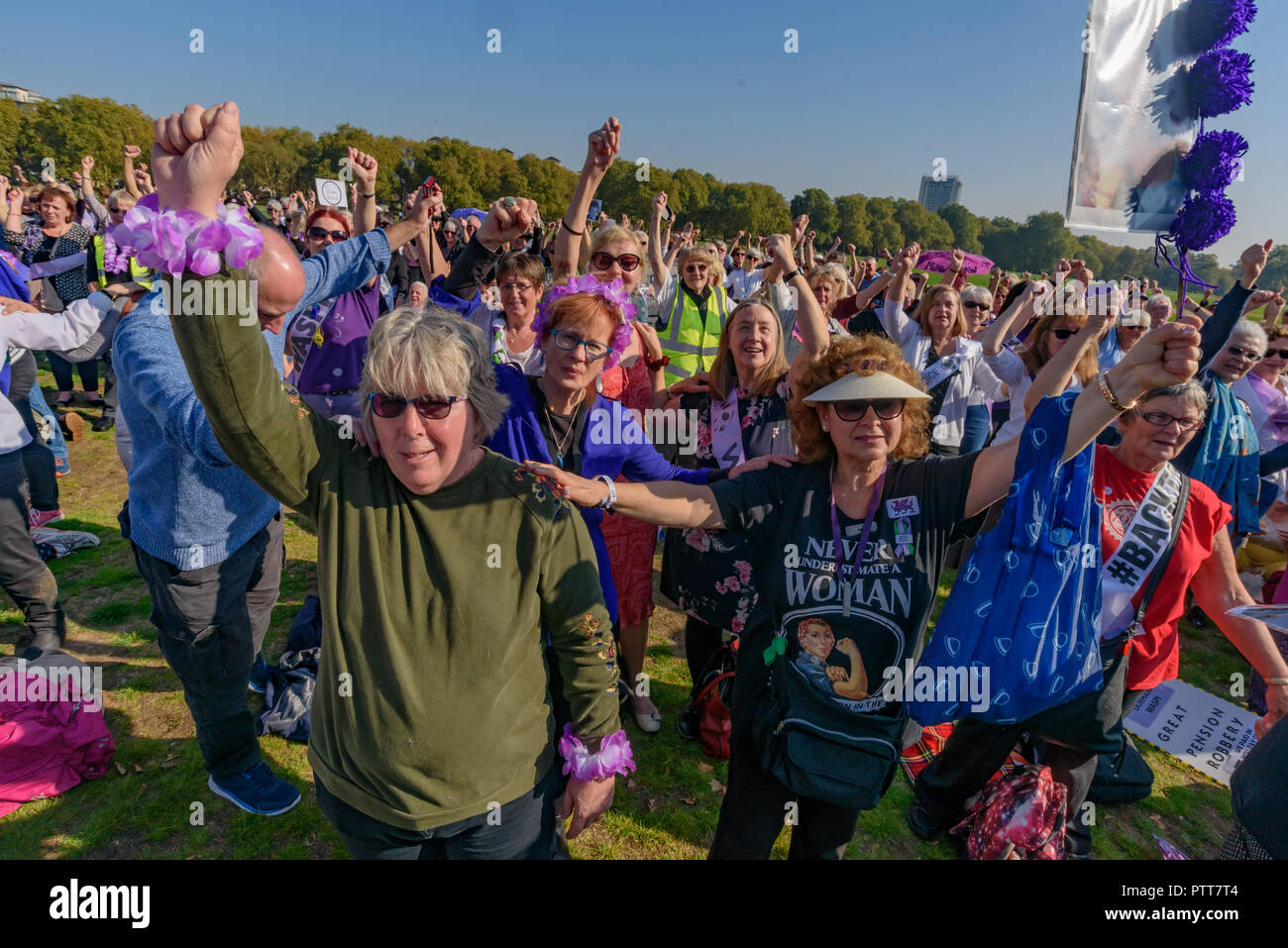 London, Großbritannien. 10. Oktober 2018. Gruppen, die sich für die Frauen in den 1950er Jahren geboren wurden, um die Renten von Ihnen im Rahmen der aufeinanderfolgenden Regierungen gestohlen, darunter die Waspi-Kampagne (Frauen gegen staatliche Rente Ungleichheit), zurück zu 60, den wir bezahlt haben, können Sie und andere Zahlen zu gewinnen, halten eine Kundgebung in Hyde Park, bevor sie im Parlament zu protestieren. Credit: Peter Marschall/Alamy leben Nachrichten Stockfoto