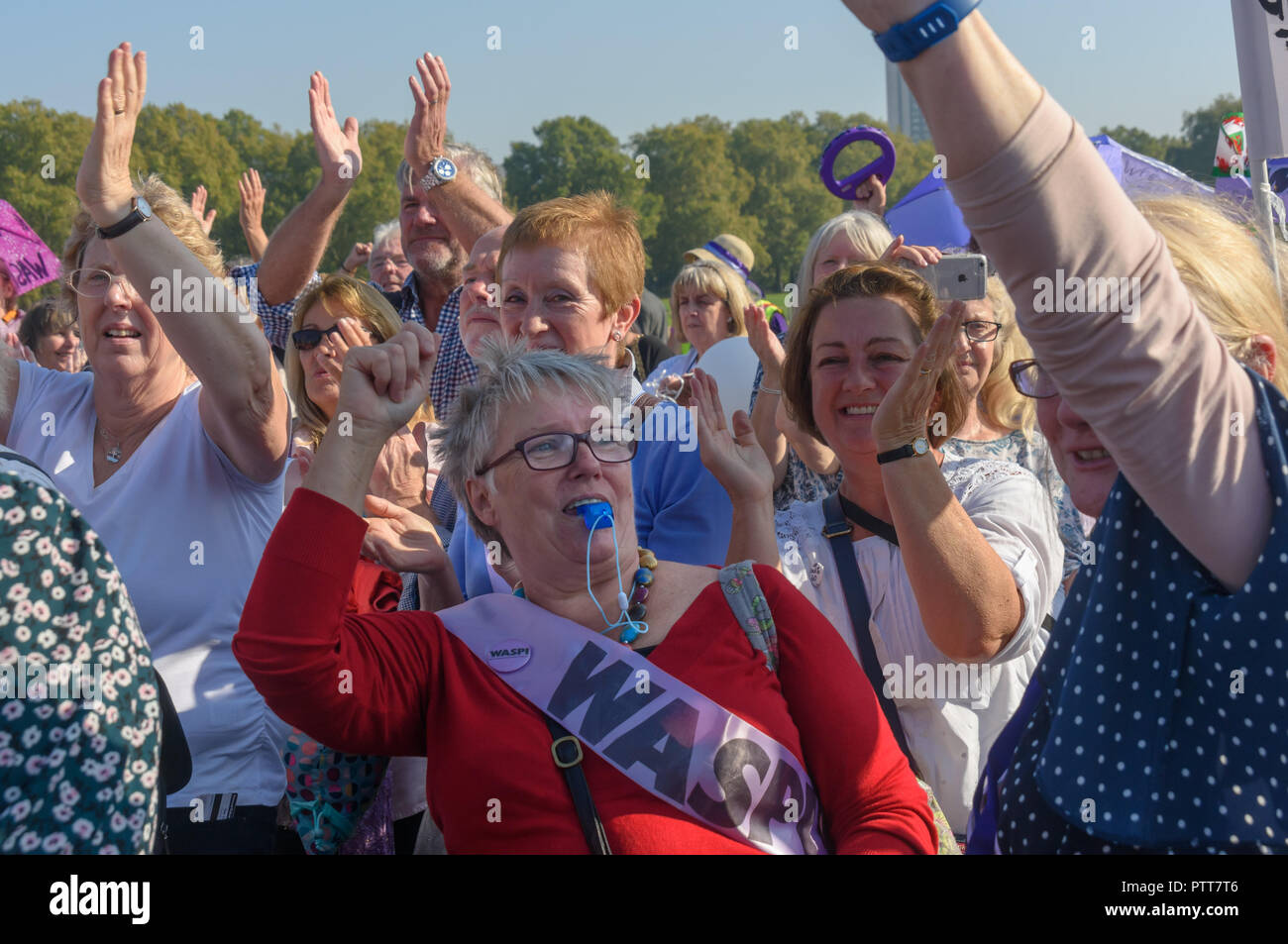 London, Großbritannien. 10. Oktober 2018. Gruppen, die sich für die Frauen in den 1950er Jahren geboren wurden, um die Renten von Ihnen im Rahmen der aufeinanderfolgenden Regierungen gestohlen, darunter die Waspi-Kampagne (Frauen gegen staatliche Rente Ungleichheit), zurück zu 60, den wir bezahlt haben, können Sie und andere Zahlen zu gewinnen, halten eine Kundgebung in Hyde Park, bevor sie im Parlament zu protestieren. Credit: Peter Marschall/Alamy leben Nachrichten Stockfoto