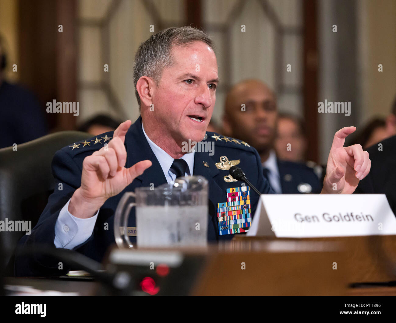 Washington, Vereinigte Staaten von Amerika. 10 Okt, 2018. United States Air Force General David L. Goldfein, Stabschef der Air Force gibt Zeugnis vor den US-Senatsausschuss auf Armed Services Unterausschuss für Bereitschaft und Unterstützung durch das Management in einer Anhörung mit dem Titel "US Air Force Bereitschaft' auf dem Capitol Hill in Washington, DC am Mittwoch, den 10. Oktober 2018. Credit: Ron Sachs/CNP | Verwendung der weltweiten Kredit: dpa/Alamy leben Nachrichten Stockfoto