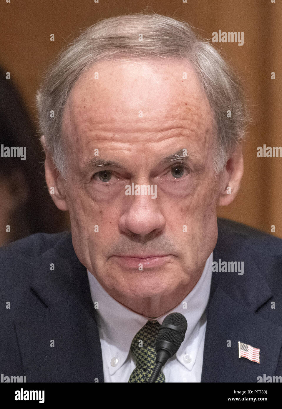 Washington, District of Columbia, USA. 10 Okt, 2018. United States Senator Tom Carper (Demokrat von Delaware) Fragen Zeugen, da sie Zeugnis vor dem US-Senat Ausschusses für Heimatsicherheit und Regierungsangelegenheiten geben in einer Anhörung mit dem Titel "Bedrohung der Heimat'' auf dem Capitol Hill in Washington, DC am Mittwoch, Oktober 10, 2018 Credit: Ron Sachs/CNP/ZUMA Draht/Alamy leben Nachrichten Stockfoto