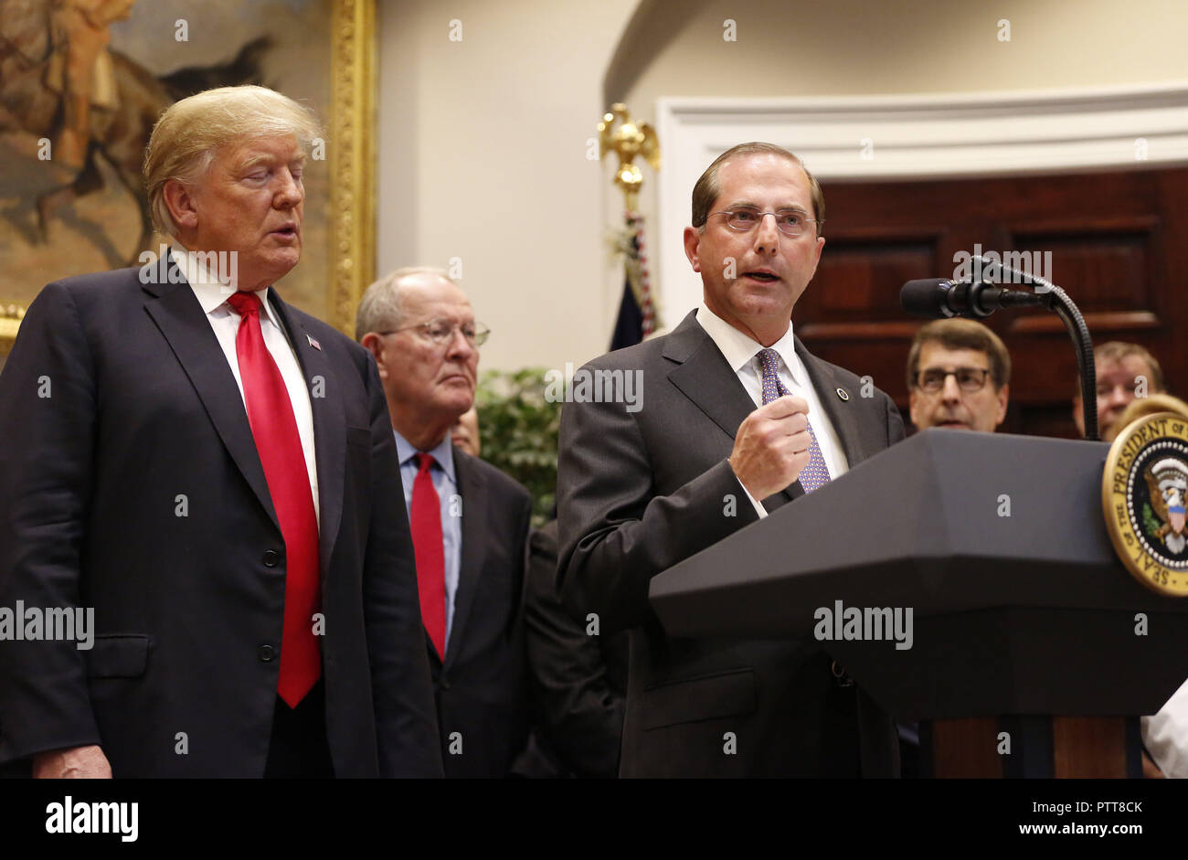 Washington, District of Columbia, USA. 10 Okt, 2018. United States Minister für Gesundheit und Soziale Dienste (HHS), Alex Azar spricht als US-Präsident Donald J. Trumpf sieht bei der feierlichen Unterzeichnung für S. 2553'' die niedrigste Preis Handeln" und S. 2554'' Patienten Recht zu wissen, Preise für Arzneimittel Handeln'', in der Roosevelt Raum des Weißen Hauses, Washington, DC, 10. Oktober 2018. Bild zwischen den Präsidenten und den Sekretär Azar ist US-Senator Lamar Alexander (Republikaner von Tennessee) Credit: Martin H. Simon/CNP/ZUMA Draht/Alamy leben Nachrichten Stockfoto