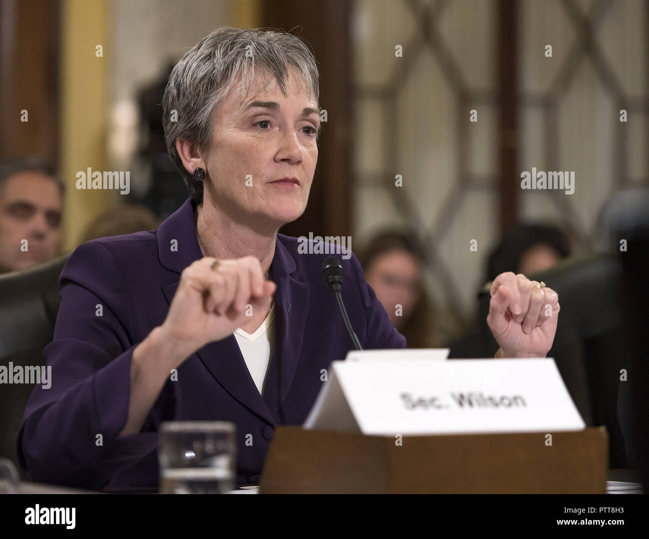 Washington, District of Columbia, USA. 10 Okt, 2018. United States Sekretär der Air Force Heather Wilson gibt Zeugnis vor den US-Senatsausschuss auf Armed Services Unterausschuss für Bereitschaft und Unterstützung durch das Management in einer Anhörung mit dem Titel "US Air Force Bereitschaft'' auf dem Capitol Hill in Washington, DC am Mittwoch, Oktober 10, 2018 Credit: Ron Sachs/CNP/ZUMA Draht/Alamy leben Nachrichten Stockfoto