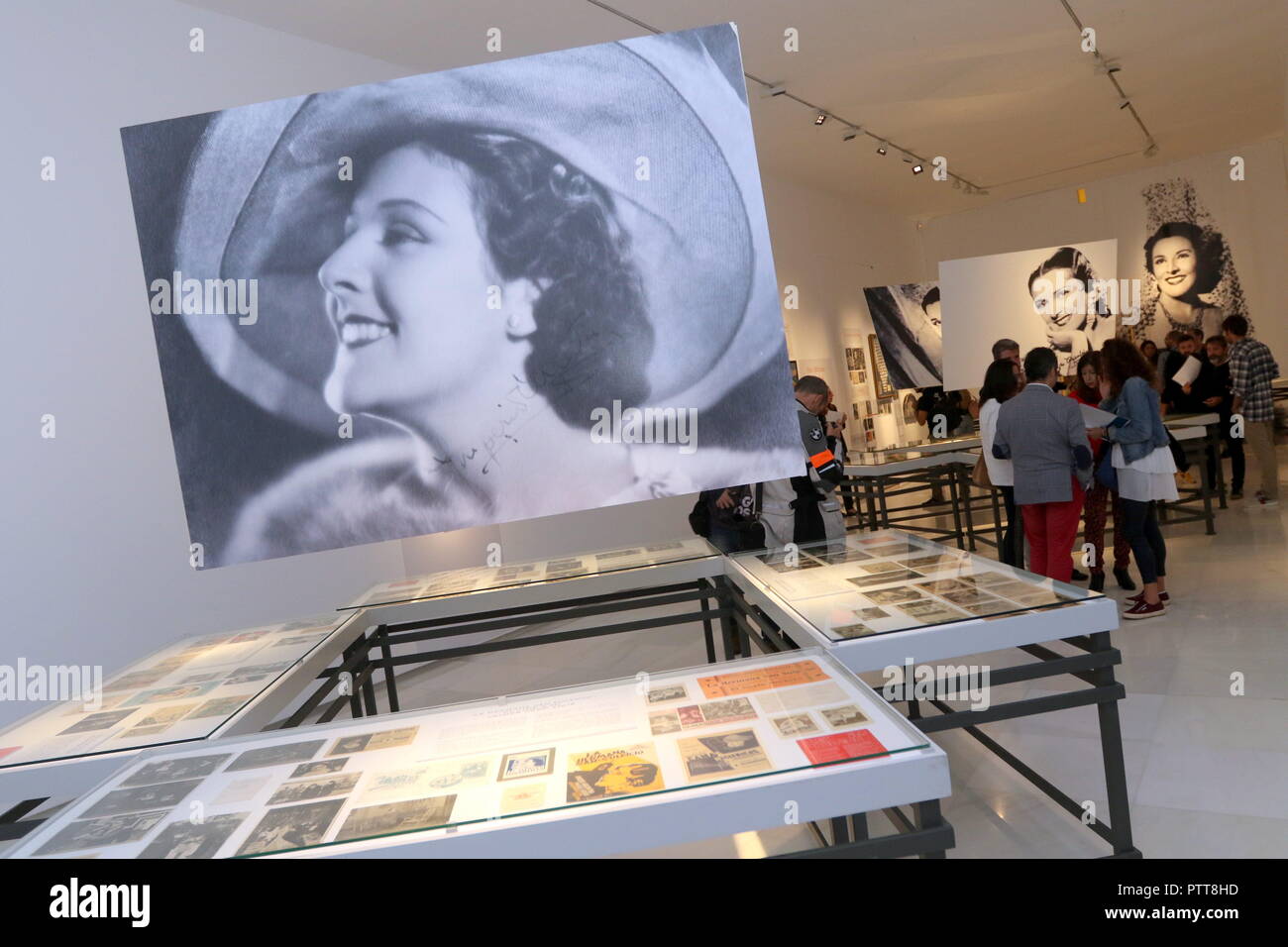 Malaga, Spanien. 10 Okt, 2018. Der Bischofspalast, in seine Ausstellungsfläche Ars Malaga beherbergt die Ausstellung "Argentinischen Empire: An einem Mythos', die in die "Forschen Blick 'revolutionären Abbildung'' des Künstlers die Objekte an, aus denen sich die Show machen, indem Konzepte zusammengefasst wurden und in verschiedene Themen aufgeteilt. Credit: Lorenzo Carnero/ZUMA Draht/Alamy leben Nachrichten Stockfoto