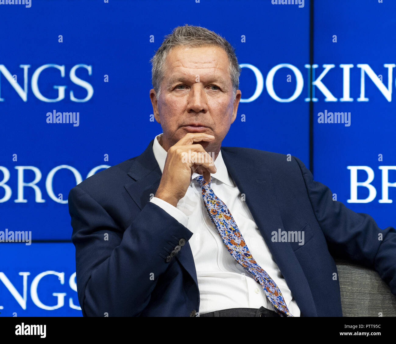 Washington, DC, USA. 10 Okt, 2018. JOHN KASICH, Gouverneur (R), Bundesstaat Ohio, in seiner Rede auf einer Veranstaltung mit dem Titel "Die vergessenen Amerikaner: Eine wirtschaftliche Agenda für einen geteilten Nation'' an der Brookings Institution in Washington, DC am 10. Oktober 2018. Quelle: Michael Brochstein/ZUMA Draht/Alamy leben Nachrichten Stockfoto